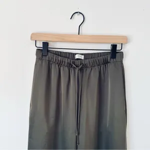 Aritzia Wilfred The Lodge Pant Satin Dark Olive thumbnail 11