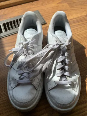 adidas Women’s White Leather Casual Shoe Sneaker Grand Court SE Size 8 thumbnail 1