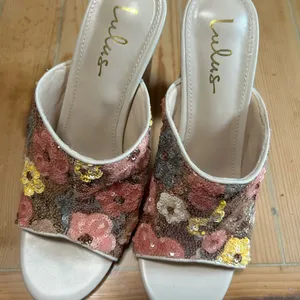 NWOB Lulus Callixta Pink Bone Floral Sequin Slide Heels – Size 8.5 thumbnail 4