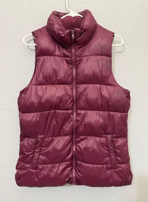 Old Navy‎ Womens M Tall Puffer Vest Burgundy Fleece Lined Quilted Mock Neck thumbnail 1