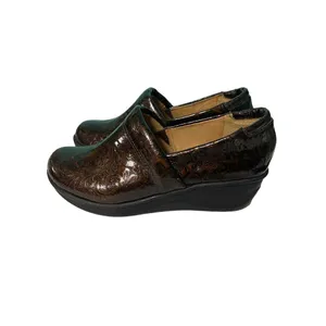 Elegant Embossed Leather Clogs Slip-On Comfort Shoes Brown S-77‎ thumbnail 4