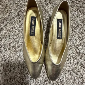 Anne Michelle Gold Metallic Pointed Toe Lion Head Medallion Block Heel Pumps 7 thumbnail 2