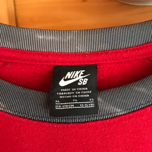 Nike ESSENTIAL RED/BLACK  GRAPHIC SWEATSHIRT PULLOVER thumbnail 3