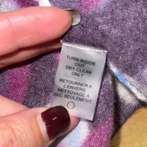 NEIMAN‎ MARCUS CASHMERE VNECK SWEATER Watercolor Purple SIZE MEDIUM Fits like an thumbnail 5