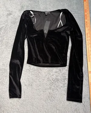 Lulus Black Velvet Long-Sleeve V-Notch Crop Top XS NWT thumbnail 1