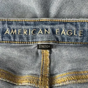 American Eagle SZ 10 SHORT Mom Jeans Distressed Hi-Rise Zip-Fly Light Wash Blue thumbnail 9