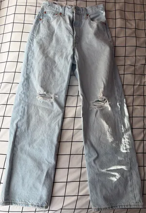 Levi's Woman’s Jeans With Rips, Light Wash Size 25 High Rise thumbnail 1