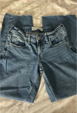 Hollister Low-Rise Baggy Jeans thumbnail 1