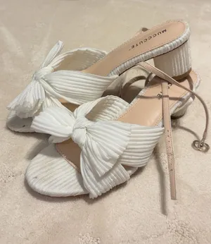 Gucci white heels with a bow size 9 for hoco/ prom/ homecoming/ graduation/ parties thumbnail 1