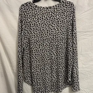Old Navy Animal Print Long Sleeve Tee thumbnail 6