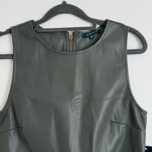 NWT Kurious Faux Leather‎ Boxy Zip Back Sleeveless Crop Top Gray Medium thumbnail 3