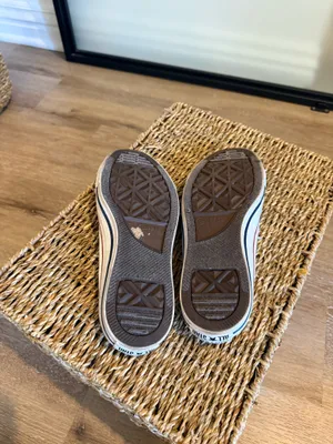 Women’s Converse Size 7 thumbnail 4