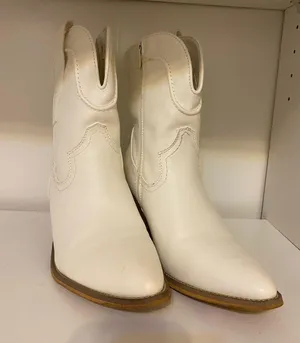 Amazon White Boots thumbnail 1