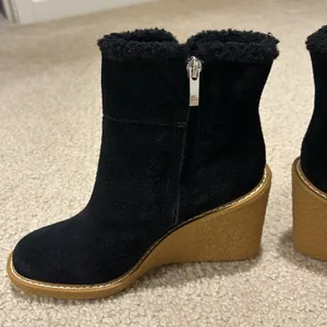 NWOT Franco Sarto Ulayna Suede Faux Shearling Wedge Booties Women’s 7.5 Black thumbnail 6