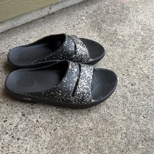 Like New Unisex OOFOS OOahh Luxe Slide sandals in a limited edition W11 thumbnail 3