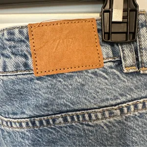 Zara High Rise Destroyed Straight Leg Jeans Sz 2 Ripped Blue thumbnail 13