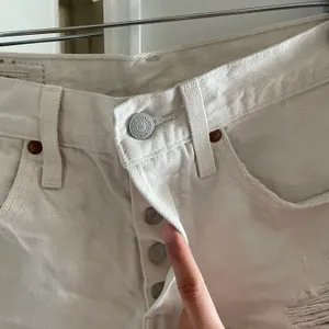 Levi's Cream Mid-Rise 501 Shorts thumbnail 2