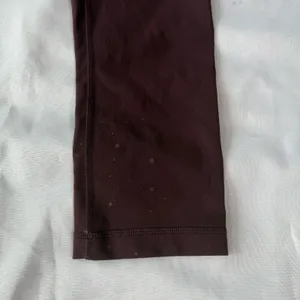 Lululemon Women Size 8 Burgundy Crop Capri Leggings Yoga‎ Pilates Athletic Pants thumbnail 3