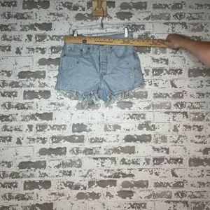 Levi’s | women denim shorts with embroidered flowers thumbnail 3