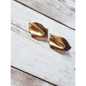 Vintage Clip On Earrings - Gold Tone 3D Leaf Just Over 7/8" thumbnail 2