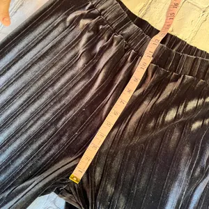 Cable & Gauge Velvet Black Whimsigoth Pull on Pants Large Gothic Pleated Holiday thumbnail 3
