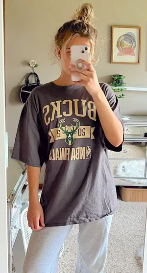 Milwaukee Bucks Oversized T-Shirt thumbnail 1