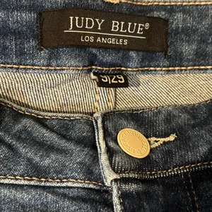 Judy Blue Distressed Straight Leg Jeans - size 9/29 thumbnail 4