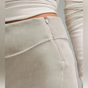 Lululemon Scuba NWT Mid Rise Mini Skirt Womens Velvet Cord Size 10 Riverstone thumbnail 4