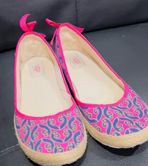 UGG women’s flats shoes size 9.5 like new thumbnail 1