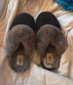 UGG slippers thumbnail 1