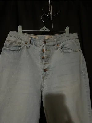 Universal Threads Light Blue Distressed High-Rise Women’s Jeans thumbnail 5