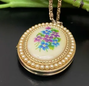 Vintage AVON Gold-tone Oval Floral Faux Pearl Locket Pendant 24” Necklace 33g thumbnail 8