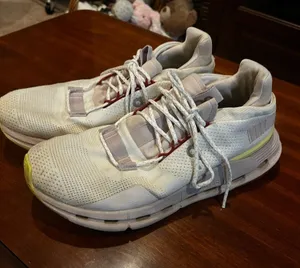 On Cloud Running Shoes thumbnail 1