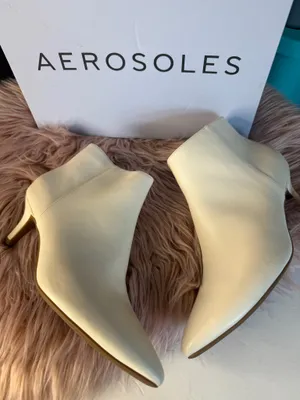 AEROSOLES Edith Faux Leather Ankle Boots Cream Size 8 thumbnail 1