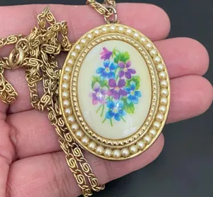Vintage AVON Gold-tone Oval Floral Faux Pearl Locket Pendant 24” Necklace 33g thumbnail 3