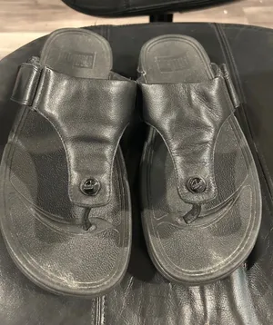 FitFlop women’s  Black Leather Toe-Post Sandals thumbnail 1