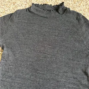 Anthropologie T.la Lettuce Edge Heather Charcoal Ribbed Mock Neck Top Size Small thumbnail 3