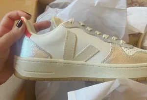 VEJA Sneakers thumbnail 1