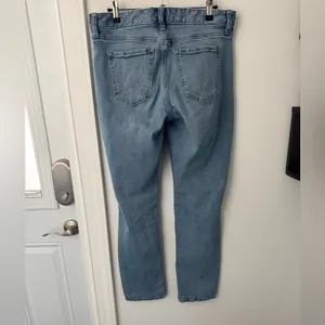 • GAP • Straight Leg Women's Jeans Light Wash Size 28/6 thumbnail 4