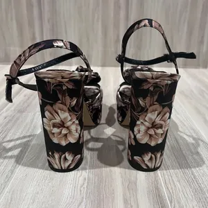 Express Floral Rosette Platform‎ Heels Ankle Strap Chunky High Heel Sandals Sz 7 thumbnail 3