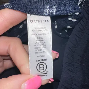 Athleta Size 6 Cabo Tide Linen 4" Inseam Shorts In Petite Diamond Navy Print‎ thumbnail 6