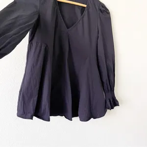 Tuckernuck Easton Poplin Ruffle Sleeve Blouse Navy V-Neck Cotton Top thumbnail 5