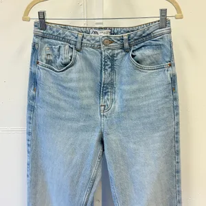 Zara High Rise Straight Leg Jeans Light Wash Split Raw‎ Hem Button Fly Size 6 thumbnail 3