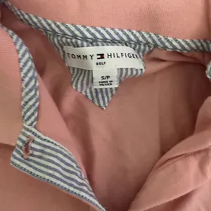 Tommy Hilfiger Polo Shirt Small Pink Cotton Preppy Sleeveless 90s Y2K Vtg Golf thumbnail 2