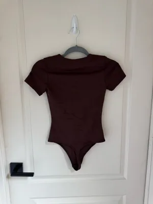 Aritzia Babaton Contour Crew Bodysuit in Rich Mocha Brown thumbnail 2
