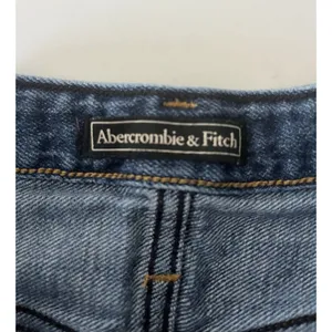 Abercrombie & Fitch Button Fly Distressed Blue Denim Shorts Women’s 25 Raw Hem thumbnail 3