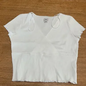BDG Urban Outfitters NWOT Madi Ribbed Surplice Short Sleeve Tee see flaw** XL thumbnail 5