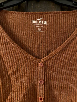 Hollister Women's Rust Ribbed Button-Front Long Sleeve Baby Tee thumbnail 2