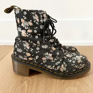 Dr. Martens Lynn Floral Fabric Heeled Lace Up Combat Boot US 6 thumbnail 5
