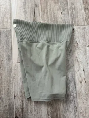 Vuori Women’s Rib Studio Bike Short High Waist Light Grey Size Small thumbnail 9